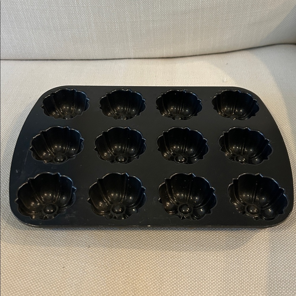 WILLIAMS SONOMA Nordic Ware Mini Bundt Fluted Muffin Pan, NWOT